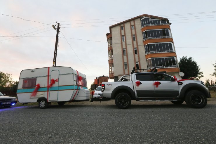Virüsten korunmak için karavanı gelin arabası yaptılar
