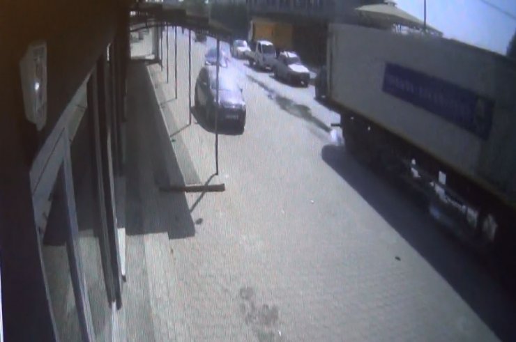 Bursa'da gizli tehlike trafiği alt üst etti! Onlarca araç birbirine girdi