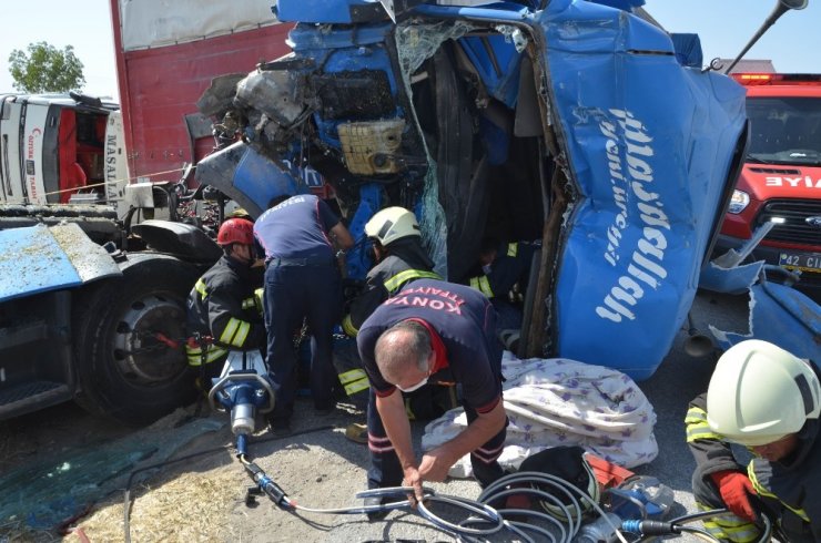 Konya'da iki tır çarpıştı! Kabini yerinden kopan tır hurdaya dönerken sürücü güçlükle çıkarıldı