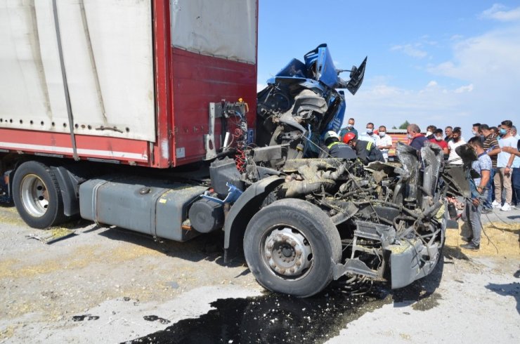 Konya'da iki tır çarpıştı! Kabini yerinden kopan tır hurdaya dönerken sürücü güçlükle çıkarıldı