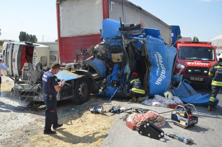 Konya'da iki tır çarpıştı! Kabini yerinden kopan tır hurdaya dönerken sürücü güçlükle çıkarıldı