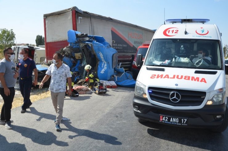 Konya'da iki tır çarpıştı! Kabini yerinden kopan tır hurdaya dönerken sürücü güçlükle çıkarıldı