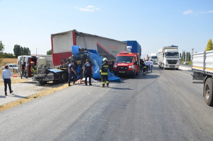 Konya'da iki tır çarpıştı! Kabini yerinden kopan tır hurdaya dönerken sürücü güçlükle çıkarıldı