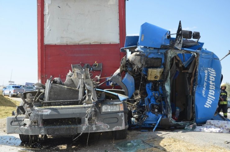 Konya'da iki tır çarpıştı! Kabini yerinden kopan tır hurdaya dönerken sürücü güçlükle çıkarıldı