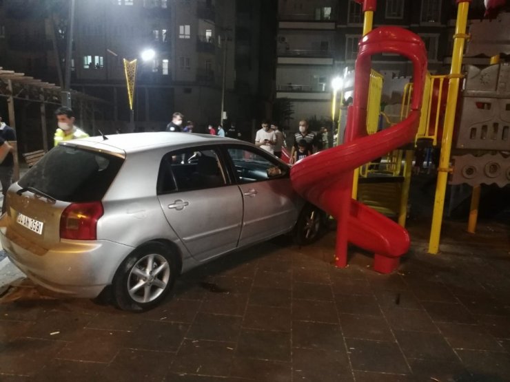 Otomobil çocuk parkına daldı! 3 kişi yaralandı
