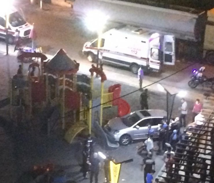 Otomobil çocuk parkına daldı! 3 kişi yaralandı