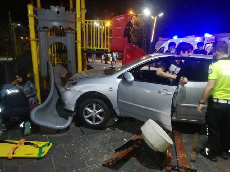 Otomobil çocuk parkına daldı! 3 kişi yaralandı