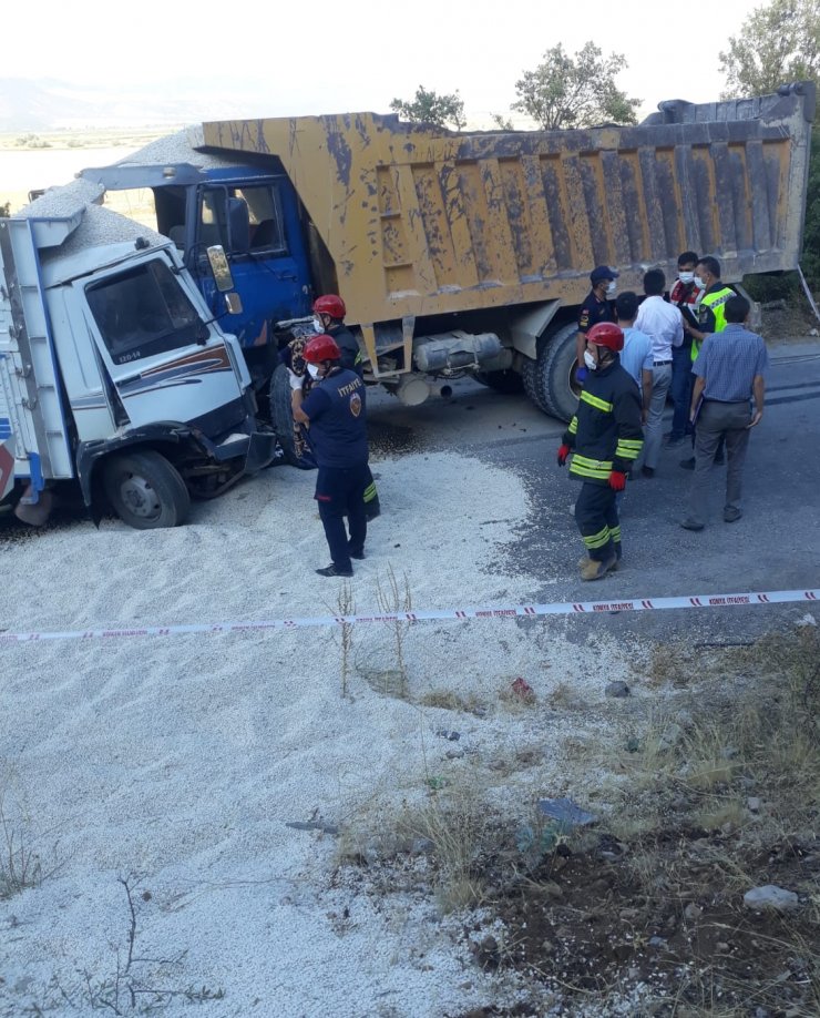 Konya Seydişehir'de kamyonlar kafa kafaya çarpıştı! 1 ölü 1 yaralı