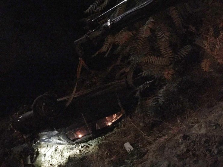 Takla atarak dereye uçan otomobilde can pazarı! 4 kişi hastaneye kaldırıldı
