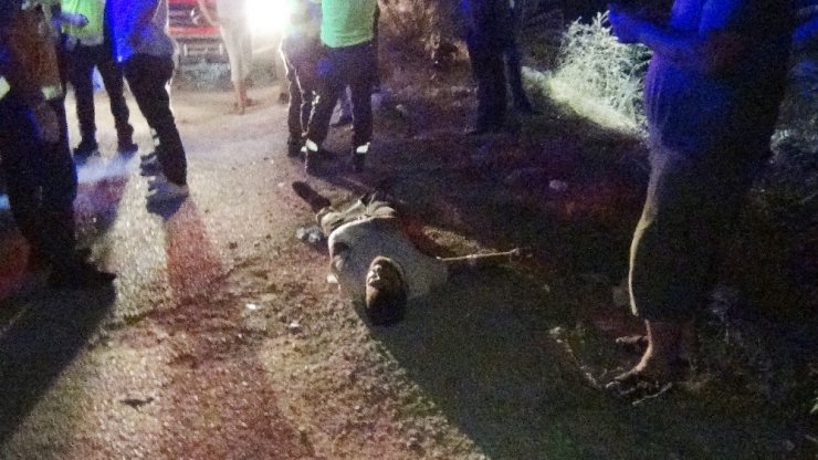 Takla atarak dereye uçan otomobilde can pazarı! 4 kişi hastaneye kaldırıldı
