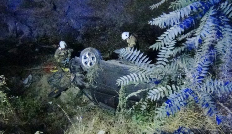 Takla atarak dereye uçan otomobilde can pazarı! 4 kişi hastaneye kaldırıldı