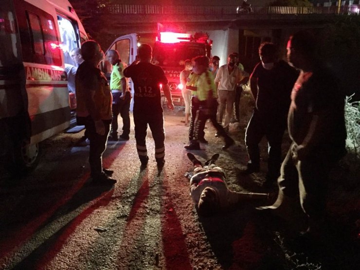 Takla atarak dereye uçan otomobilde can pazarı! 4 kişi hastaneye kaldırıldı