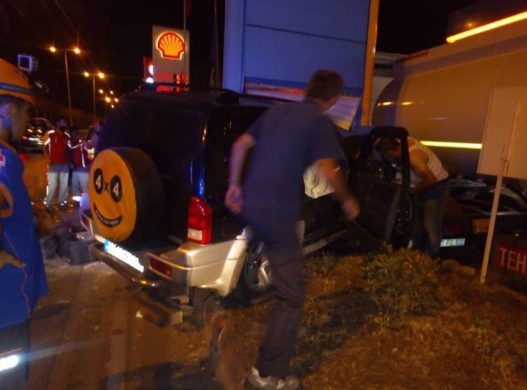 Benzinlik tabelasına çarpan araçta 1 kişi ağır yaralandı