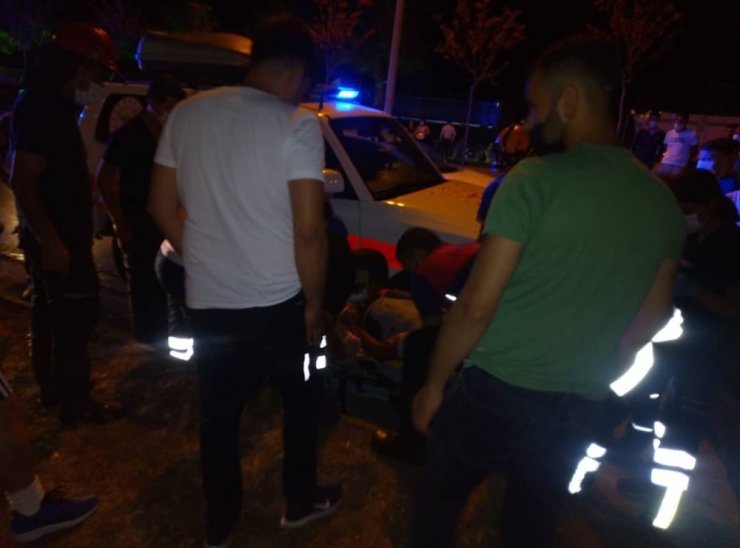 Benzinlik tabelasına çarpan araçta 1 kişi ağır yaralandı