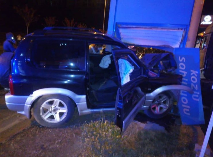 Benzinlik tabelasına çarpan araçta 1 kişi ağır yaralandı