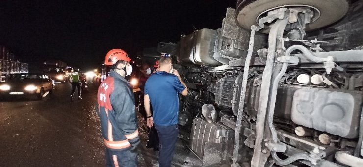 Kaynaşlı'da kamyon devrildi! Sürücü yaralandı