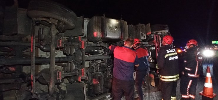 Kaynaşlı'da kamyon devrildi! Sürücü yaralandı