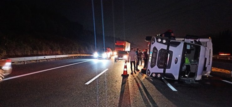 Kaynaşlı'da kamyon devrildi! Sürücü yaralandı