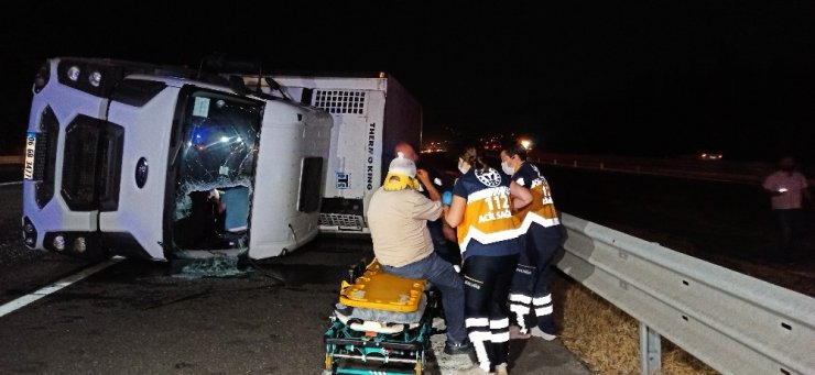 Kaynaşlı'da kamyon devrildi! Sürücü yaralandı