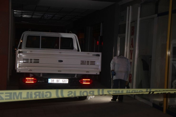 Kocasinan’da silahlı kavga! 3’ü ağır 4 yaralı