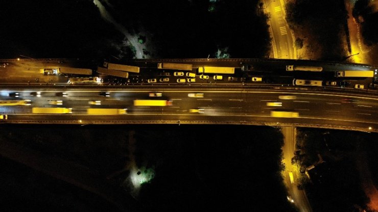 28 aracın çarpıştığı otoyolu 3 saatte trafiğe açılabildi