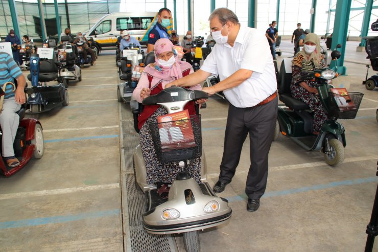 Akşehir'de engelli vatandaşların akülü araç sevinci