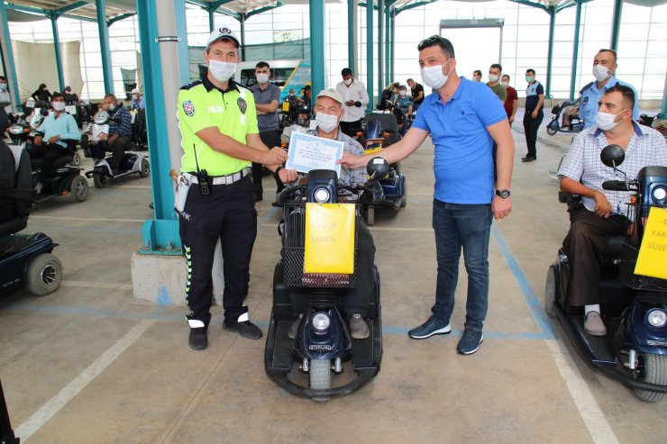 Akşehir'de engelli vatandaşların akülü araç sevinci