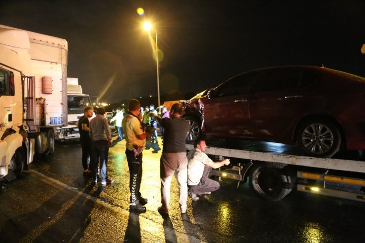 Otoyol savaş alanına döndü! Dökülen yakıt nedeni ile kayan 28 araç birbirine girdi