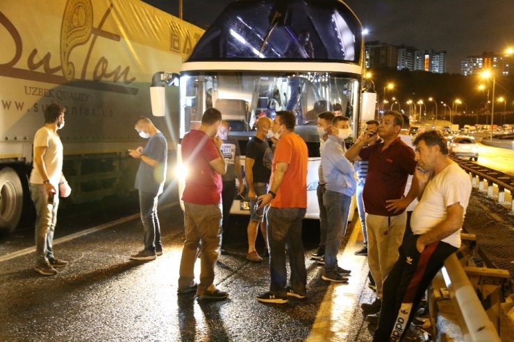 Otoyol savaş alanına döndü! Dökülen yakıt nedeni ile kayan 28 araç birbirine girdi