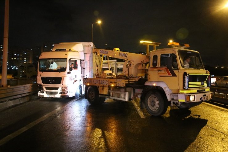 Otoyol savaş alanına döndü! Dökülen yakıt nedeni ile kayan 28 araç birbirine girdi