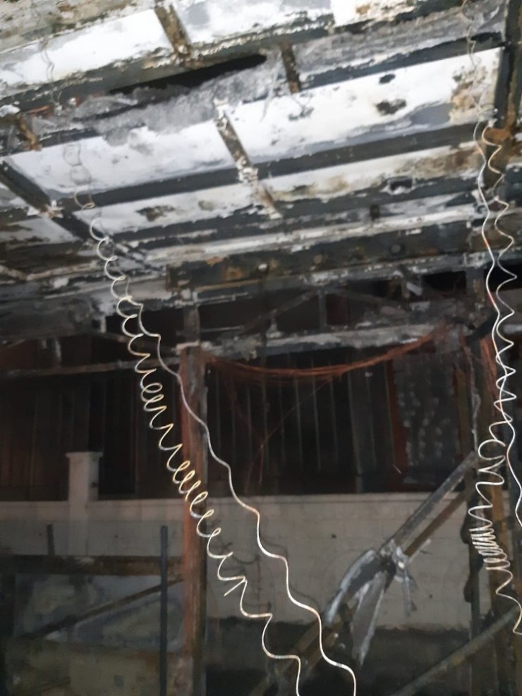 Park halindeki halk otobüsü alev alev yandı