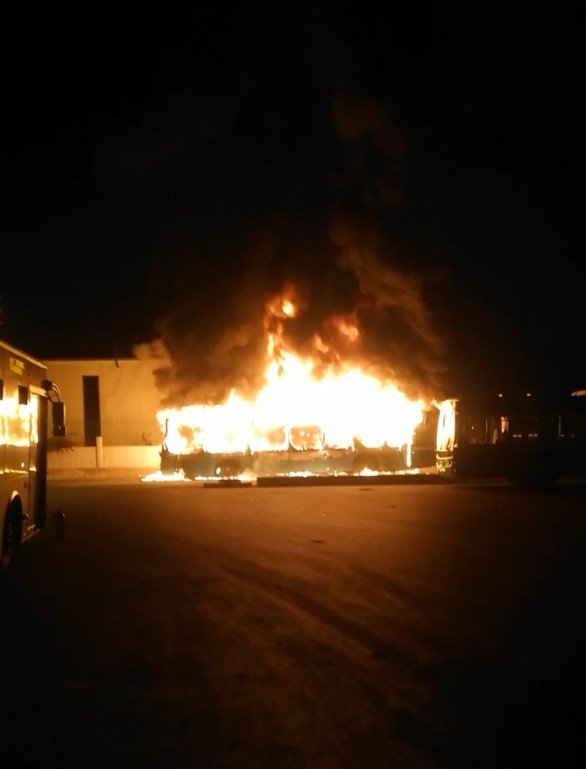 Park halindeki halk otobüsü alev alev yandı