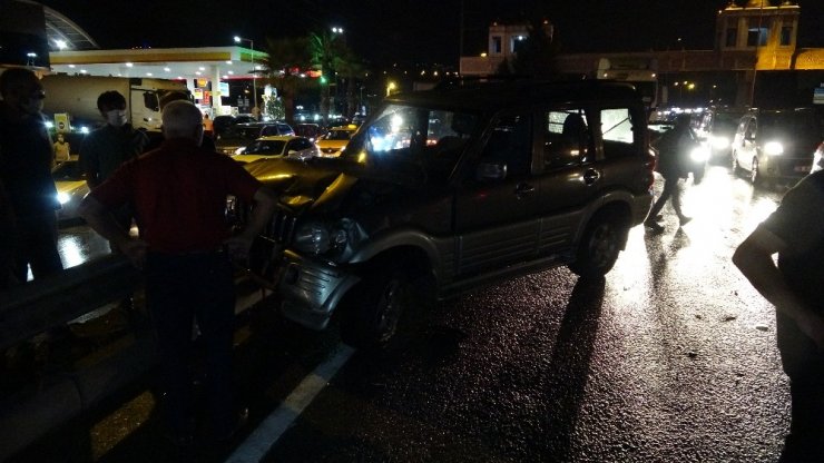 Yağmur nedeniyle kayganlaşan yolda 3 araç çarpıştı: 1 yaralı