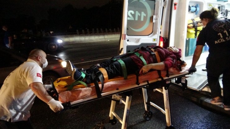 Yağmur nedeniyle kayganlaşan yolda 3 araç çarpıştı: 1 yaralı