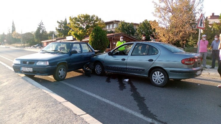 Alkollü sürücü parktaki araca çarptı! 2 yaralı
