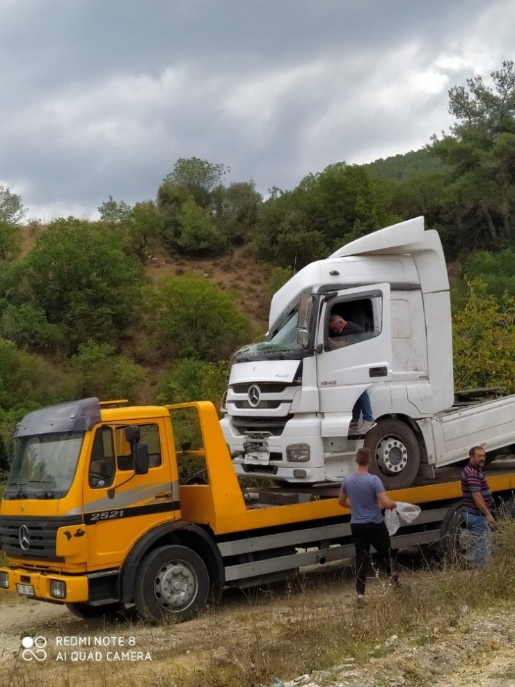 Fayans yüklü tır devrildi! Fayanslar yollara saçılırken sürücü yaralandı