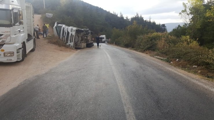 Fayans yüklü tır devrildi! Fayanslar yollara saçılırken sürücü yaralandı