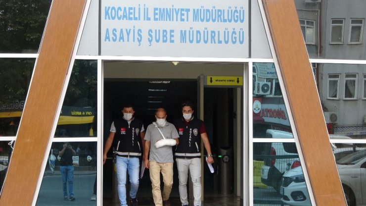 Kendisini boğazından bıçaklayan eşini boğarak öldüren müezzin adliyede