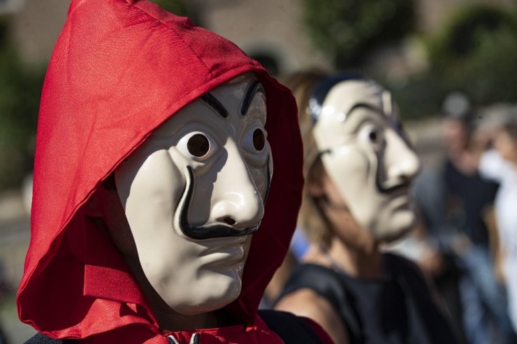 Kovid-19'un kontrol edilemediği İtalya’da binlerce kişi kısıtlamaları protesto etti