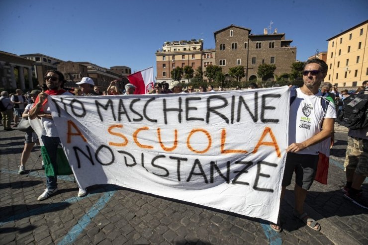 Kovid-19'un kontrol edilemediği İtalya’da binlerce kişi kısıtlamaları protesto etti