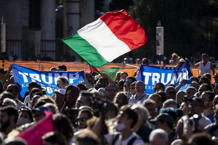 Kovid-19'un kontrol edilemediği İtalya’da binlerce kişi kısıtlamaları protesto etti