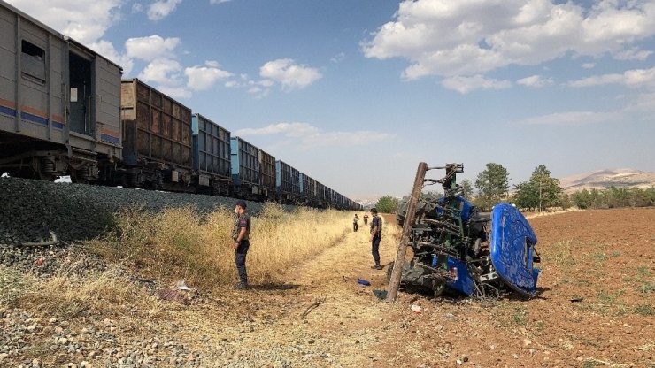 Trenin çarptığı traktörün sürücüsü hayatını kaybetti