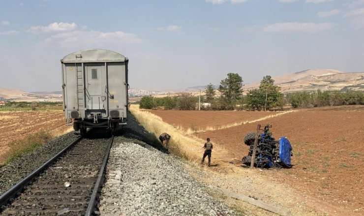 Trenin çarptığı traktörün sürücüsü hayatını kaybetti