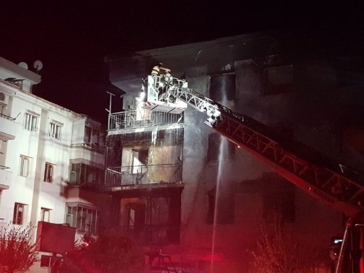 Alev alev yanan 4 katlı binadan anne ve bebeği kurtarıldı! 6 daire 3 araç kullanılamaz hale geldi