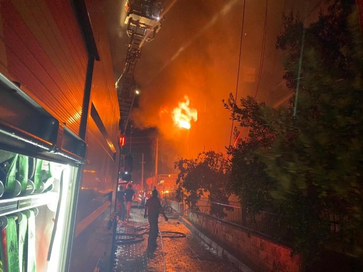 Alev alev yanan 4 katlı binadan anne ve bebeği kurtarıldı! 6 daire 3 araç kullanılamaz hale geldi