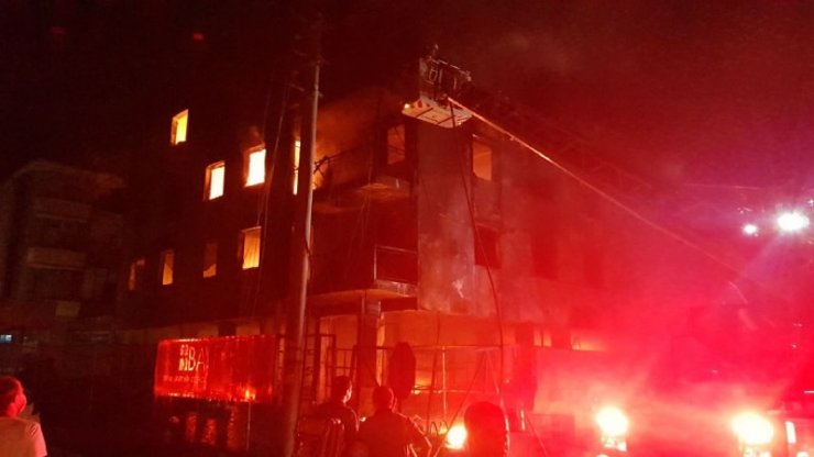 Alev alev yanan 4 katlı binadan anne ve bebeği kurtarıldı! 6 daire 3 araç kullanılamaz hale geldi