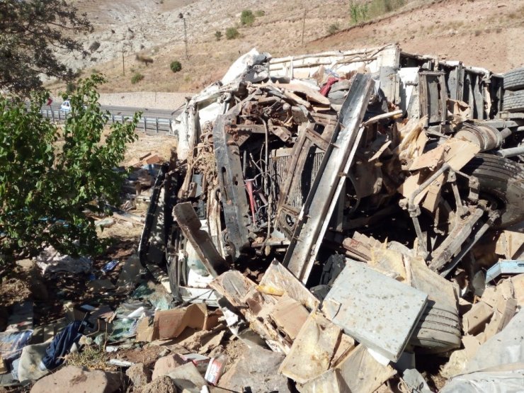Arı kovanı yüklü kamyon devrildi! 3 kişi öldü