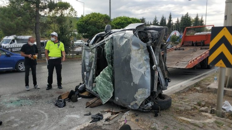 Bariyerlere ve ağaca çarpıp takla otomobilde 2’si ağır 4 kişi yaralandı