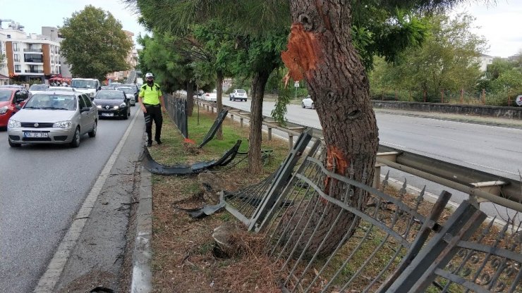 Bariyerlere ve ağaca çarpıp takla otomobilde 2’si ağır 4 kişi yaralandı