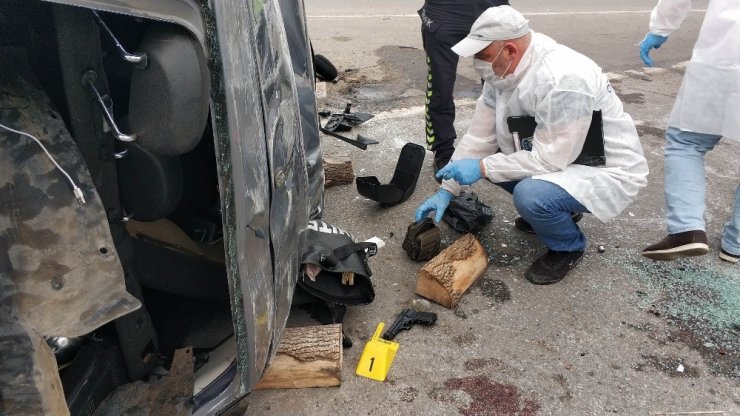 Bariyerlere ve ağaca çarpıp takla otomobilde 2’si ağır 4 kişi yaralandı